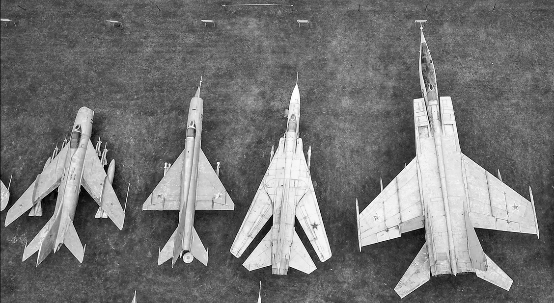 Миг-19, МиГ-21, МиГ-23 и МиГ-25 в одном ряду. 