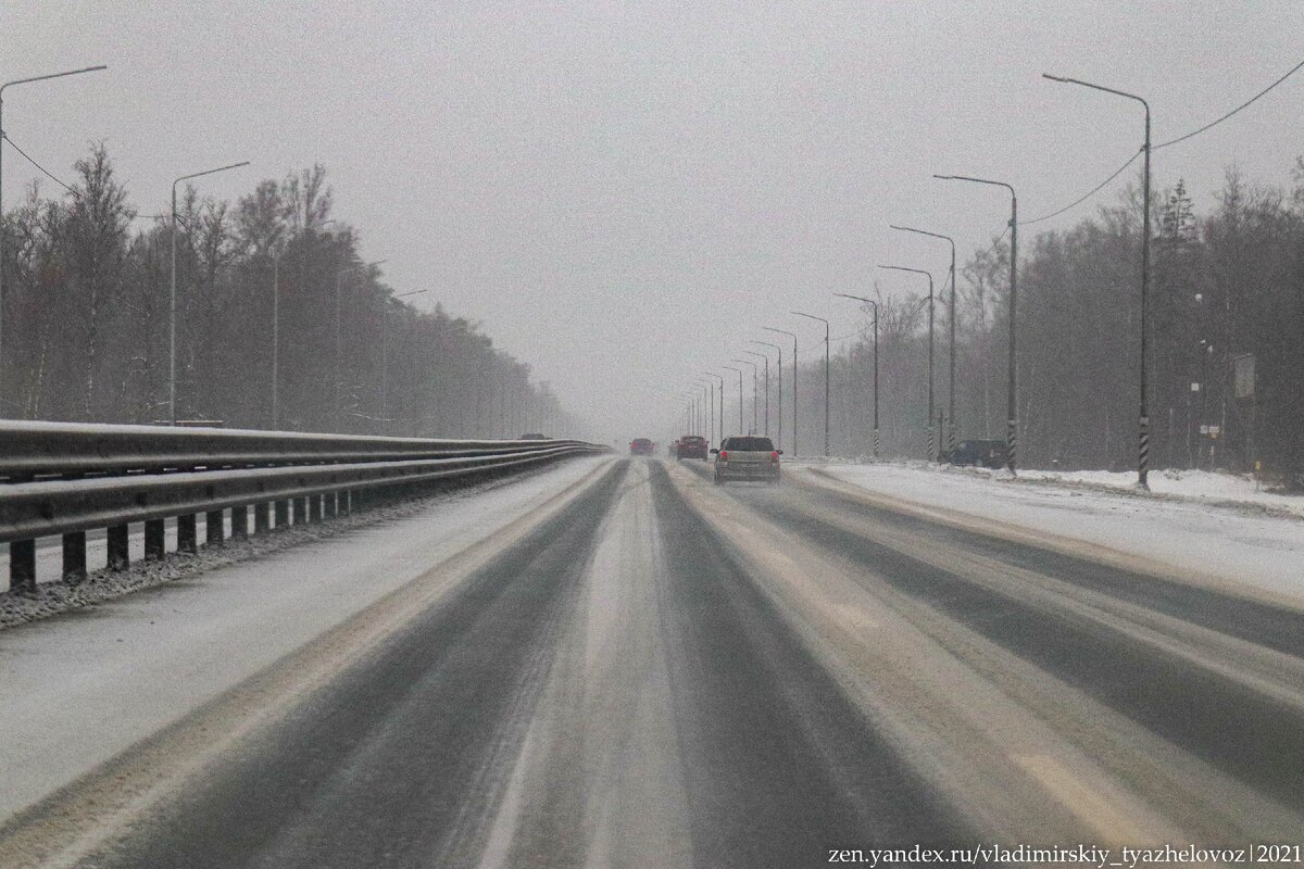 Типичная зимняя дорога: колеи пробиты, а на обочинах и меж колес – снег