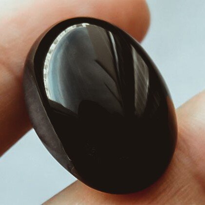 Угольного цвета агат