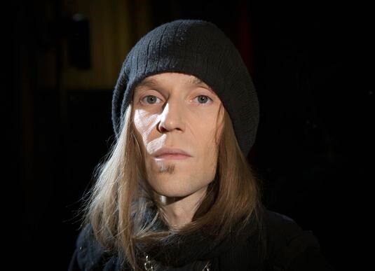 на фото фронтмен группы Children of Bodom Алекси Лайхо