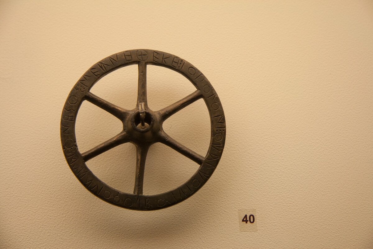 Колесо из колесницы Аполлона (согласно надписи) датируемое 500 г. до н.э. Фото из архива автора