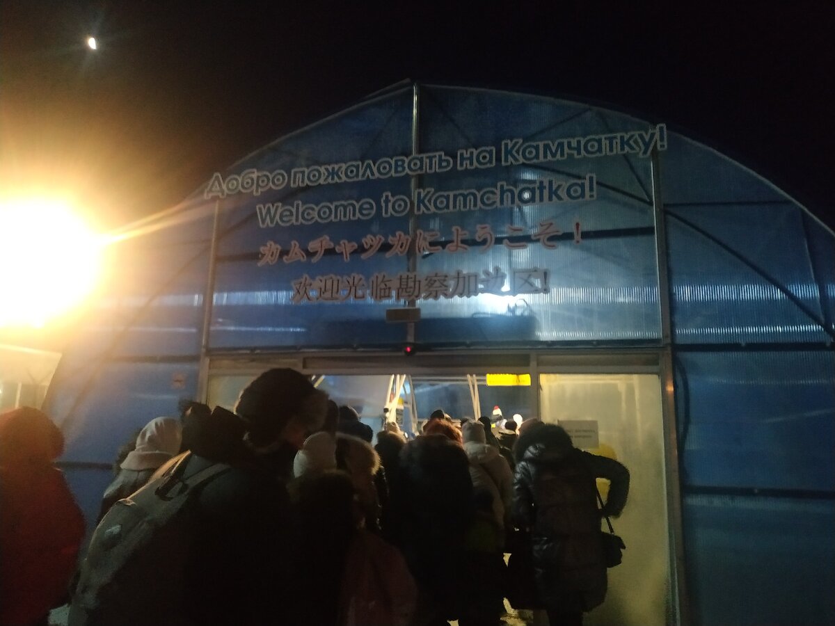 Вход в зону, где выдают багаж направо, выход в город налево
