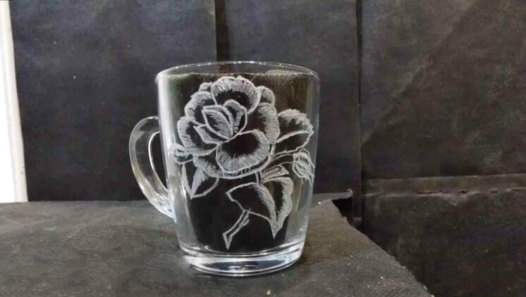 Гравировка на кружке. сделанная своими руками.