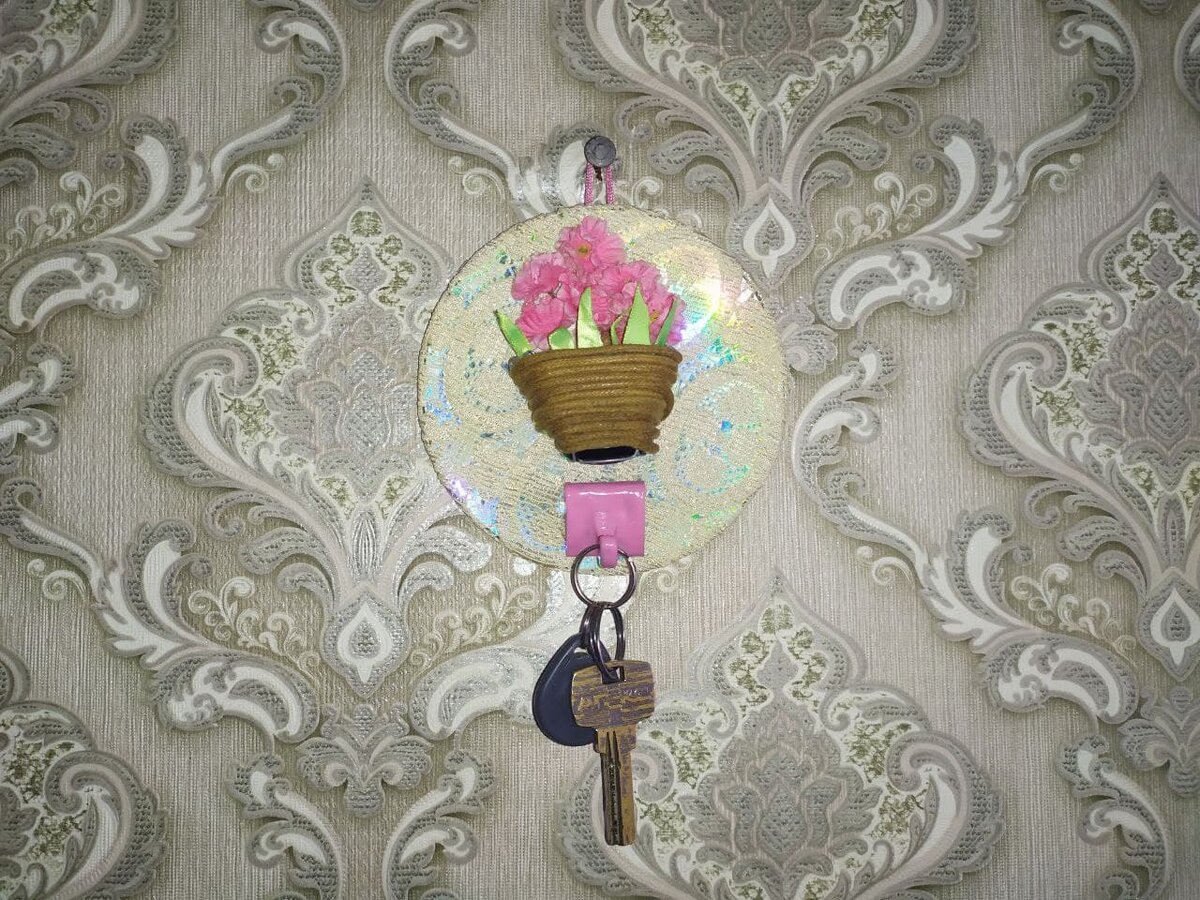 Настенная ключница из компакт-диска