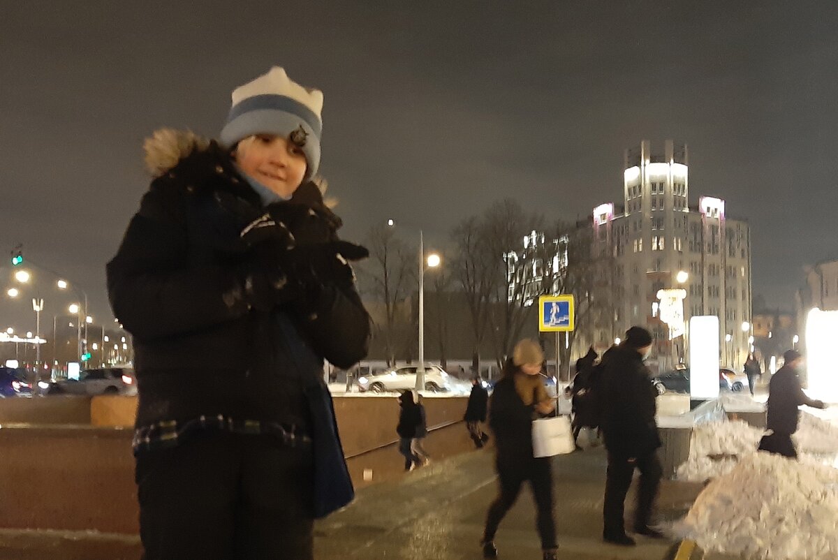 Справа - здание Моссельпрома. "Нигде кроме, как в Моссельпроме". Маяковский