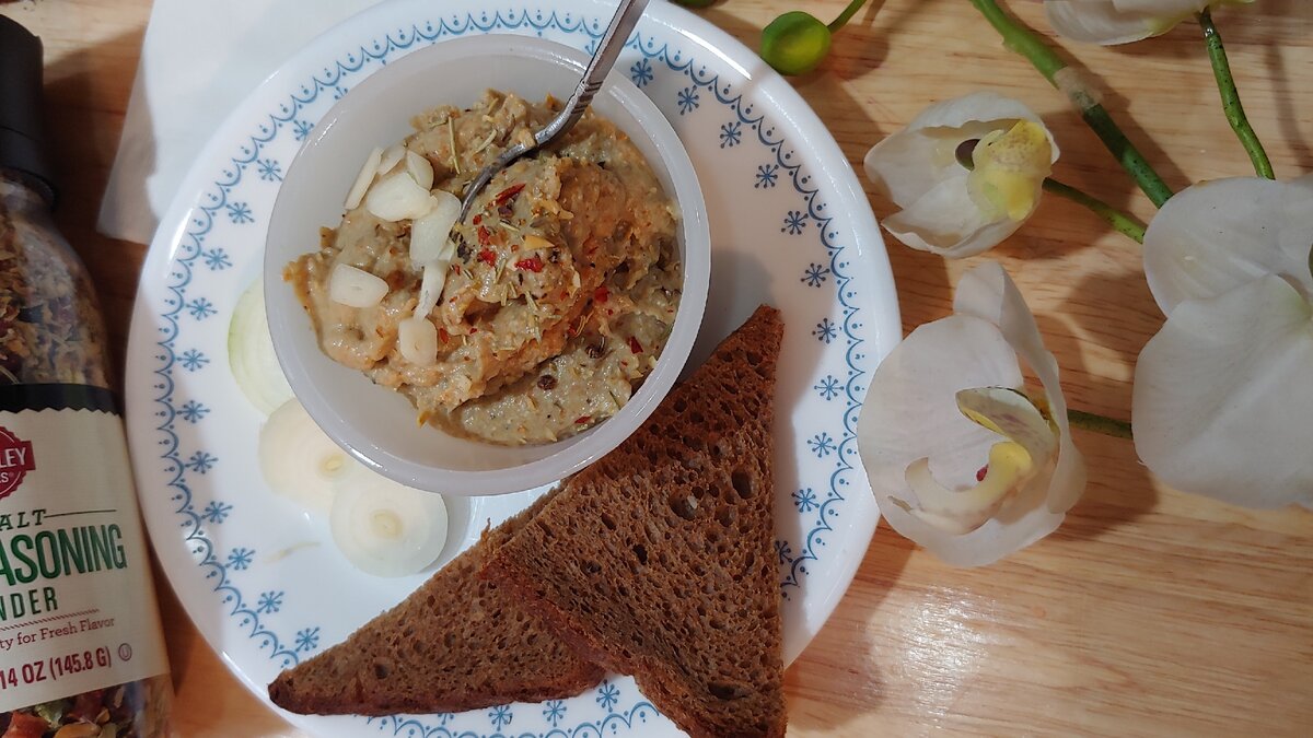 Подавать с бородинским хлебом и луком