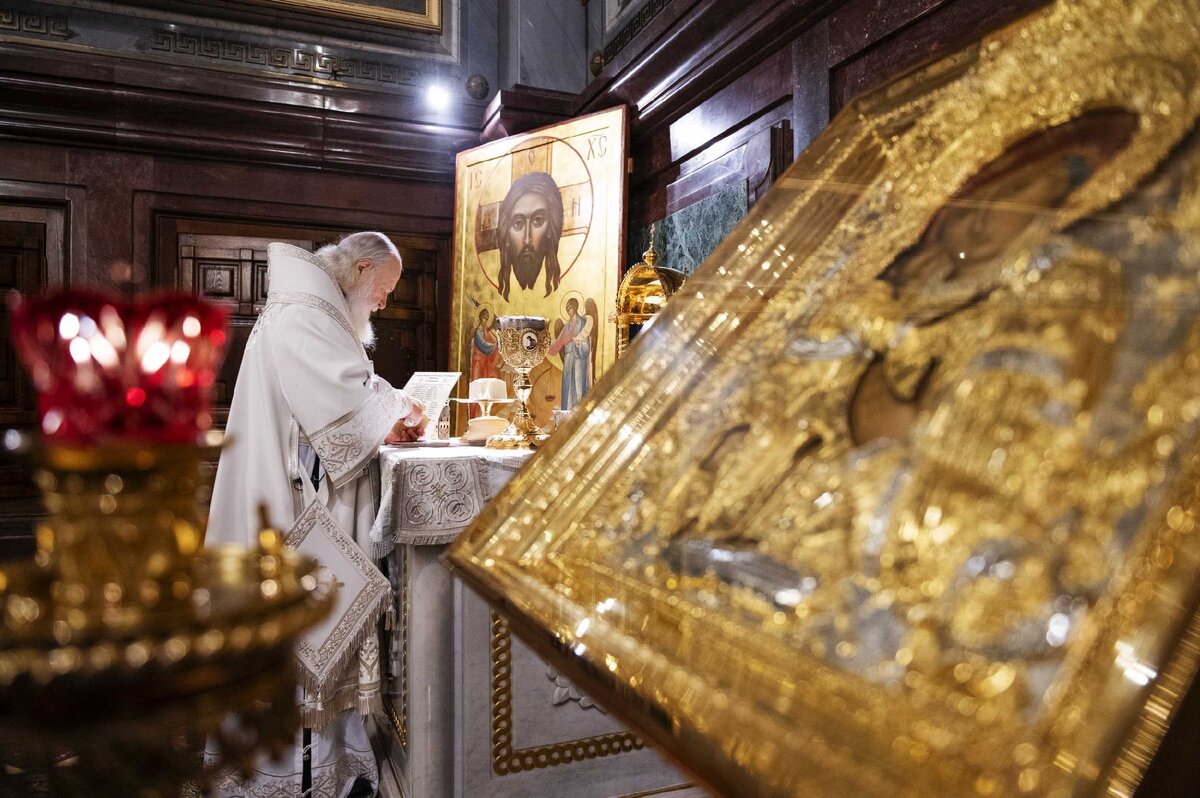 «Просите, и дано будет вам»… Источник:  https://foto.patriarchia.ru/news/patriarshee-sluzhenie-v-rozhdestvenskiy-sochelnik-v-khrame-khrista-spasitelya-v-moskve-2021-01-06/

