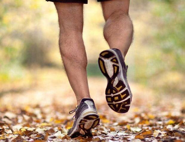 ✅1.Итак начнем с дыхание!
Профессионалы бегуны используют специальную технику бега, два вдоха носом, 2 выдох ртом на каждый шаг, но нам с вами следить за этим не нужно так как мы только начинаем бегать, поэтому я даю общую рекомендацию это - смешанное дыхание[!], когда вы делаете вдох одновременно и носом и ртом, таким образом наши легкие заполняются максимально кислородом и при этом вы делаете акцент на выдохе, максимально выдыхаете что-бы увеличить гипер вентиляцию легких.
В самом начале бега первые пять минут, первого километра, когда происходит период вырабатывания у вас обязательно собьется дыхание, самое главное на этом моменте не зацикливаться, не останавливаться и продолжает бежать. Со временем дыхание обязательно выравняется ❗