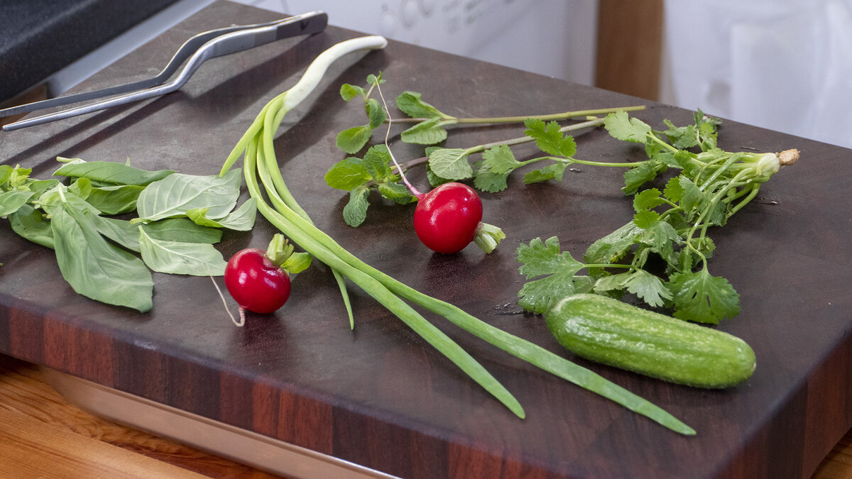 Салат из кускуса и зелени