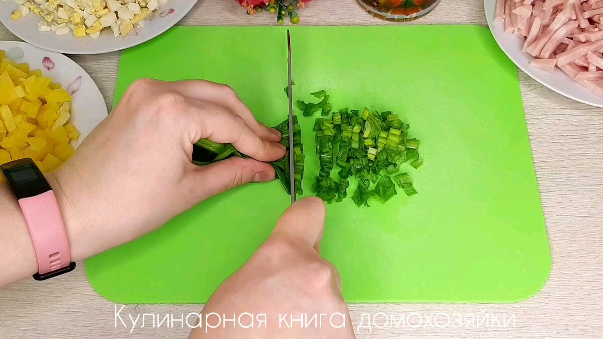 Салат с ветчиной и грибами. Простой рецепт вкусного праздничного салата |  Кулинарная книга домохозяйки | Дзен