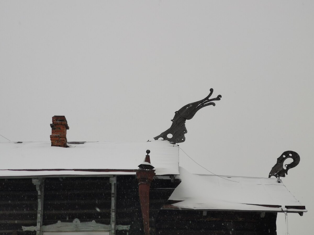 Один из драконов на старинном доме в Томске. Голова и хвост отчетливо видны!