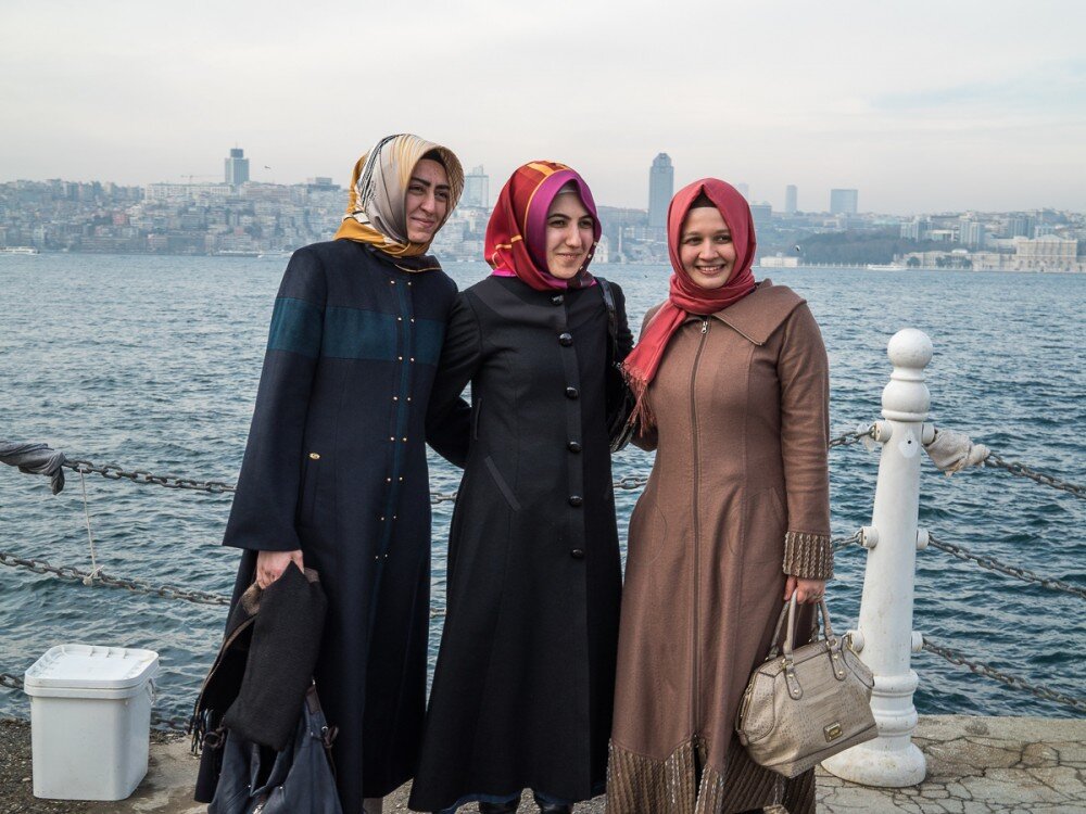 В чем ходить в стамбуле. Турецкие женщины. Турчанки в Стамбуле. Турчанки на улицах Стамбула. Турецкие женщины в Стамбуле.
