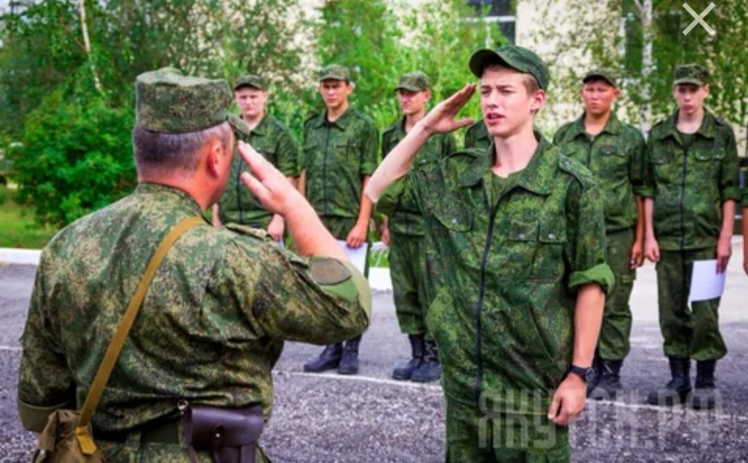 Новобранец изучает воинские приёмы.
