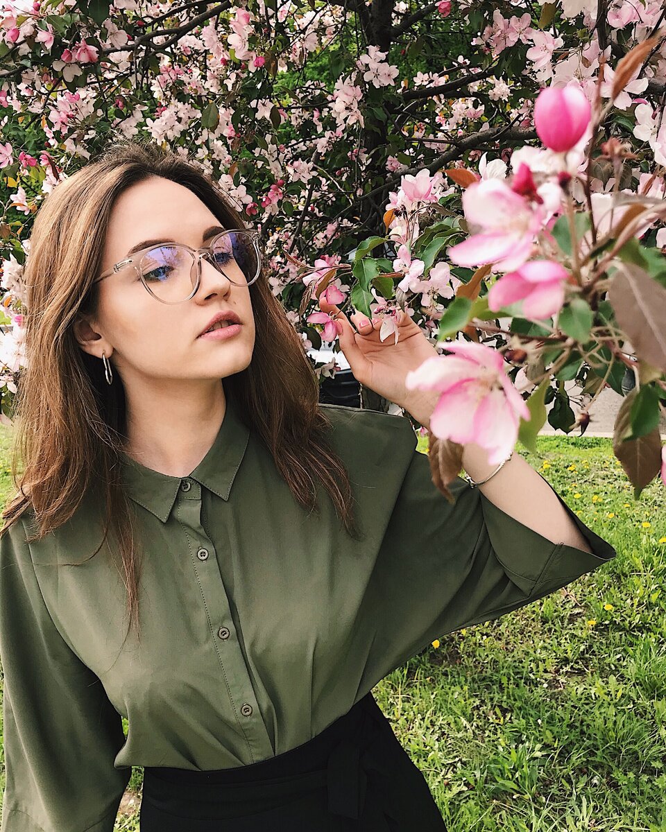 Старое фото, сделанное где-то рядом с МГУ. Тут на мне одежда из «Смешных цен» :)