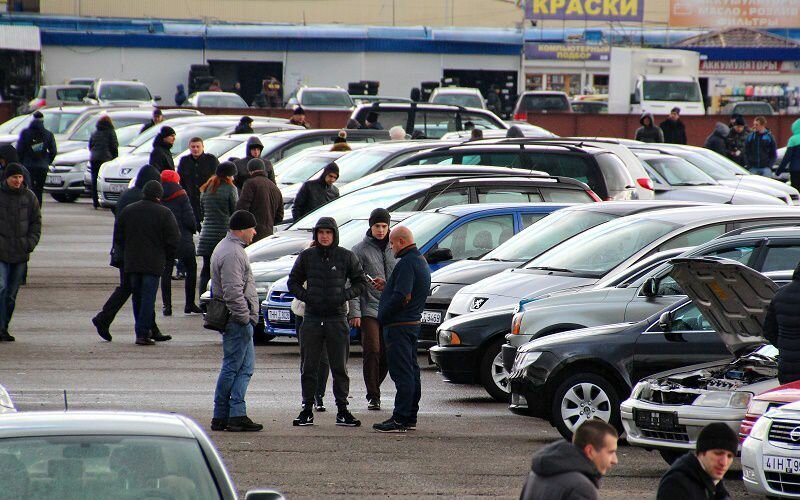 Перекупы автомобилей. Перекупщик авто. Авторынок перекупы. Перекупщики автомобилей б/у. Перекупы на рынке.