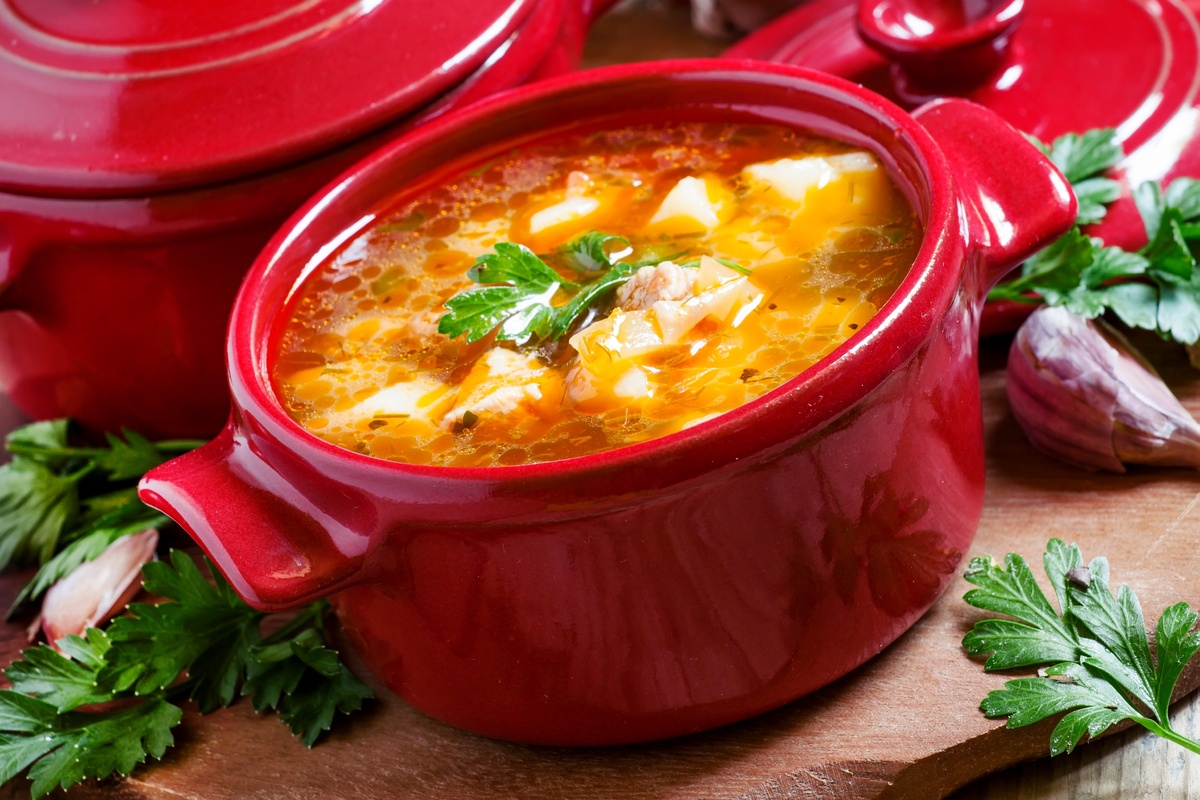 Готовьте в большой кастрюле, подать можно в горшочке