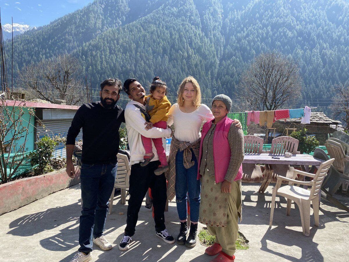 Неважно, как живут и что делают остальные. Каждый несет ответственность только за свою жизнь. Поэтому и критиковать или нет - это личный выбор каждого, даже если и все люди вокруг так делают.