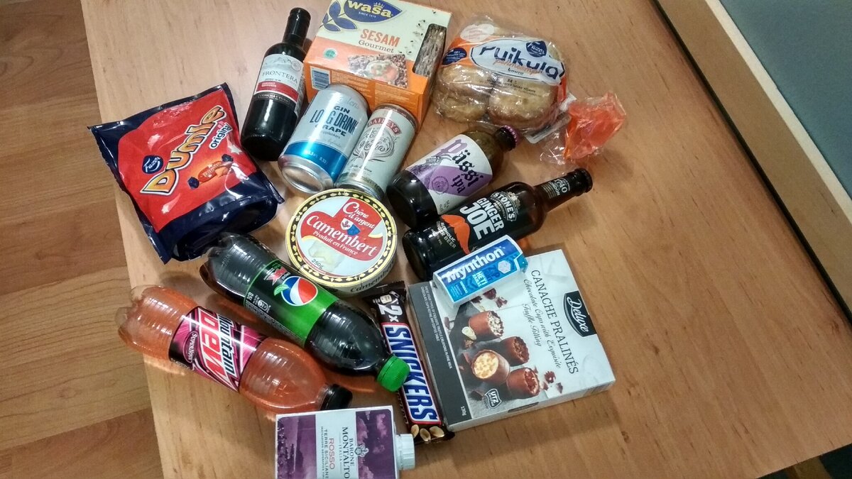 Вот так мы однажды в Хельсинки набрали "Чего-нибудь вкусненького" с другом... Сейчас мне даже немного страшно на это все смотреть :)