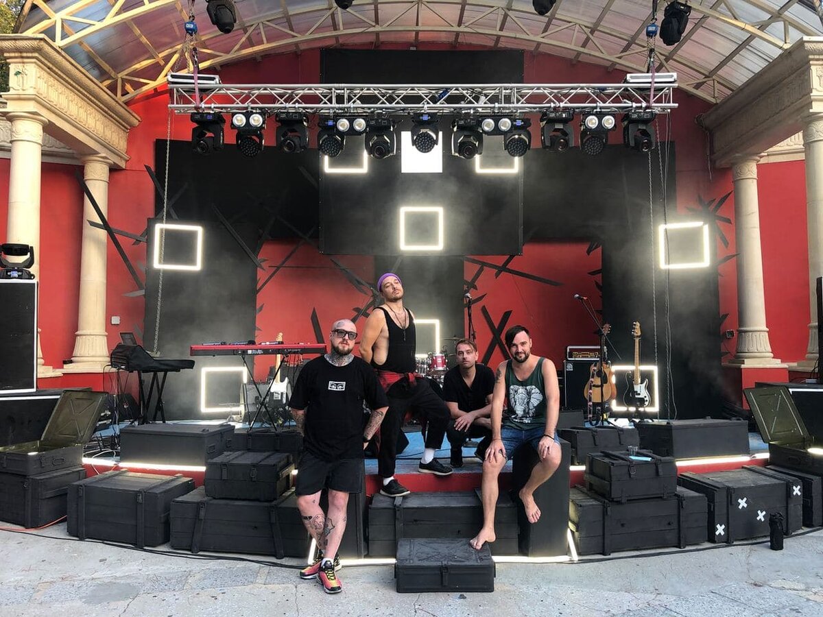 Сцена на которой снимали концерт группы. Фото — Иван Жбанов