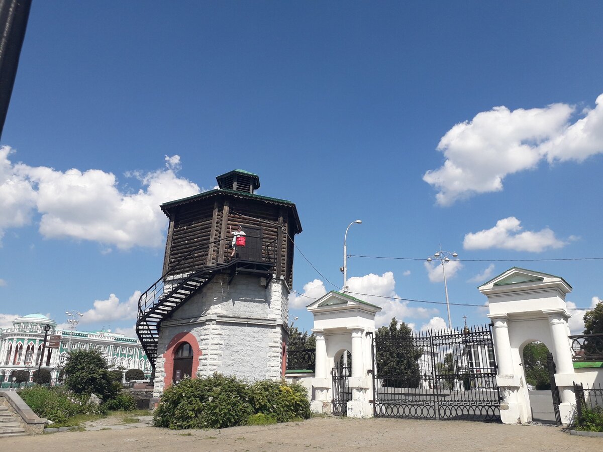 Исторический сквер в Екатеринбурге. Здесь начинался город-завод. Фото автора.