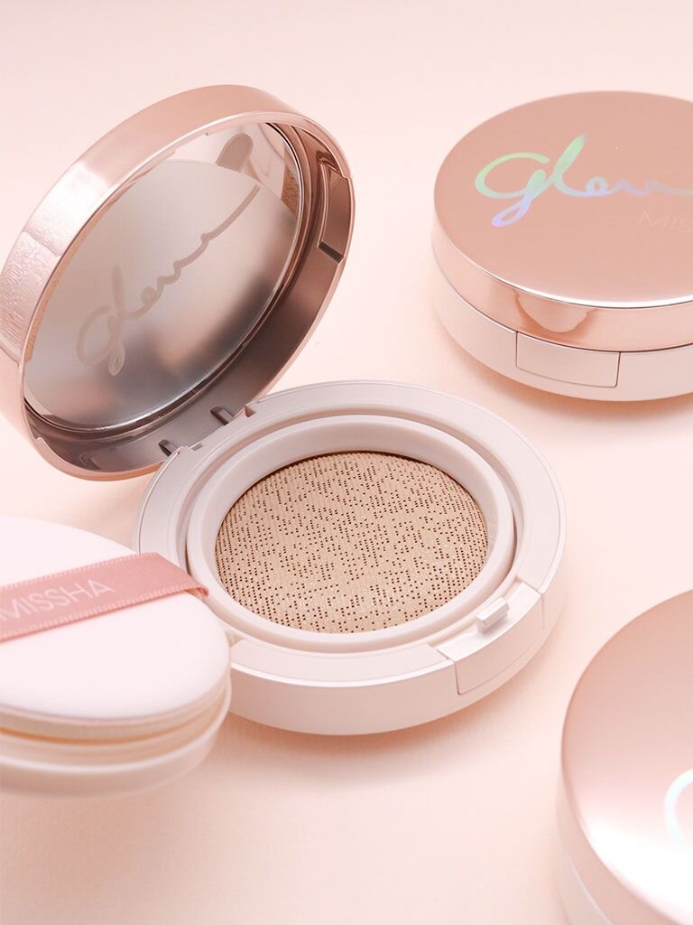 MISSHA Glow Tension лежит на лице тонкой вуалью, но тем не менее он очень стойкий и прекрасно держится в течение дня. Тональная основа подсвечивает кожу повсеместно, а не локально, как стробинг.