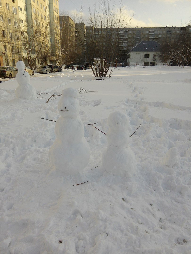 Весна в Барнауле конец марта 2018. Коллеги сотворили :-) :-). Нажимайте на стрелочку, смотрите снеговичков