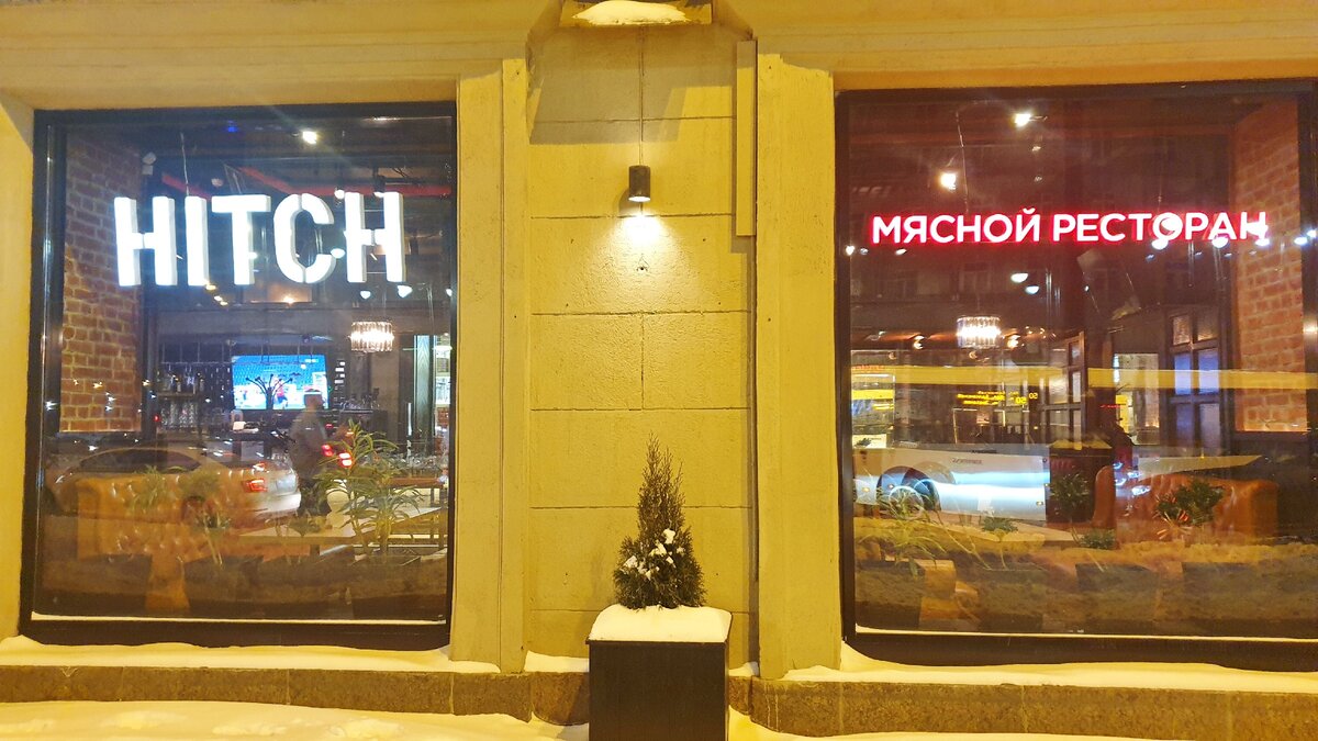 Пока фотографировала фасад, провалилась в сугроб