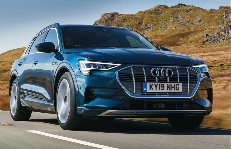 Фото автомобиля Audi e-tron из открытых источников в сети Интернет.
