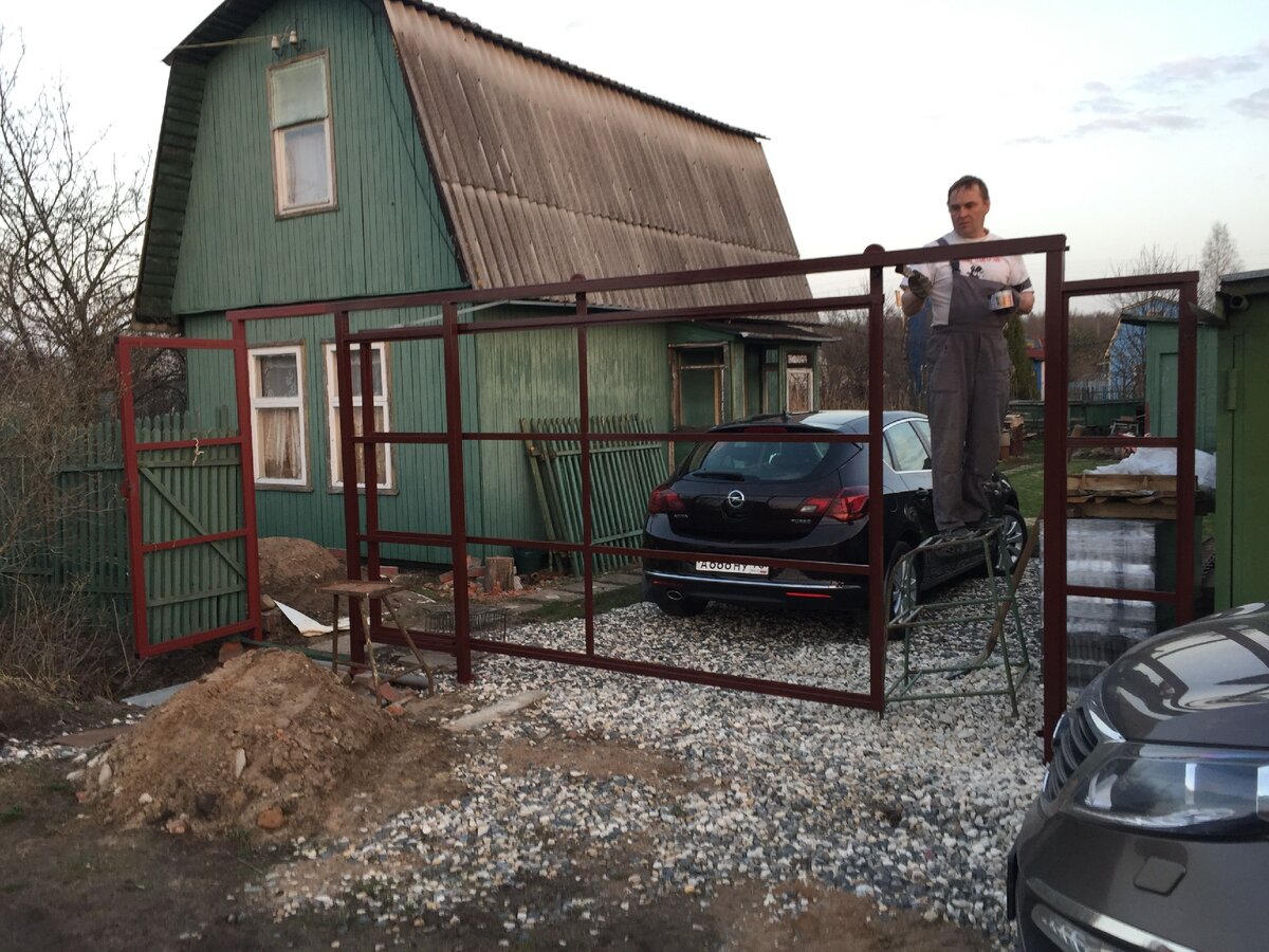 Окрашиваем обычной кисточкой  