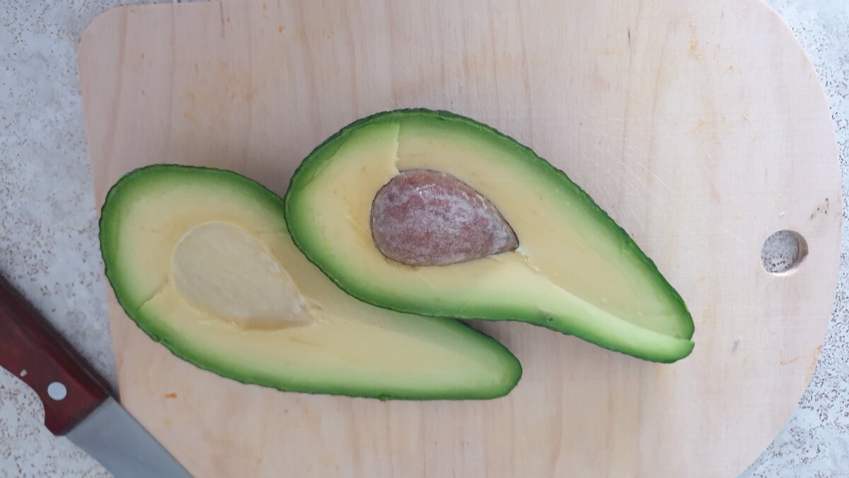 Разрез авокадо не спелый