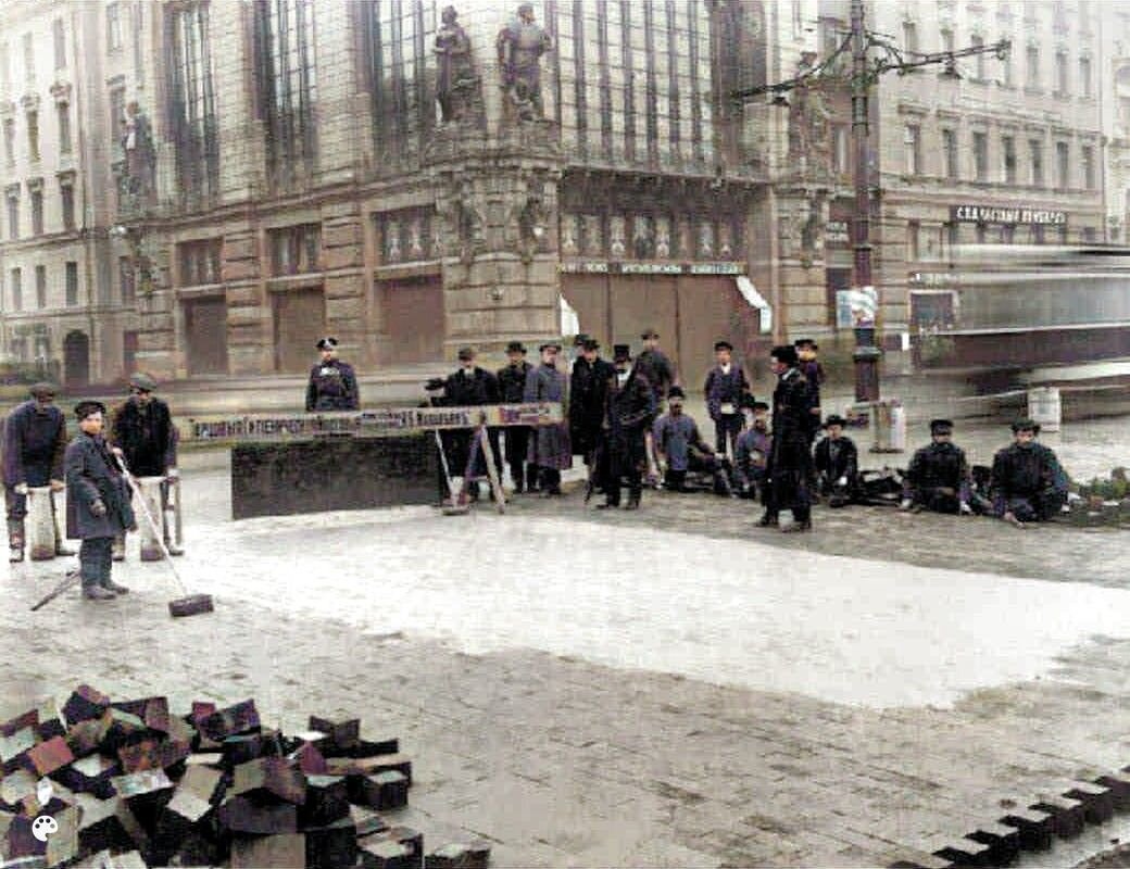 1900-е. Мостовщики. Угол Невского проспекта и Малой Садовой улицы 