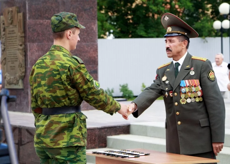 Командир войсковой. Награждение военнослужащих. Поощрение военнослужащих. Командир воинской части. Командир в армии.