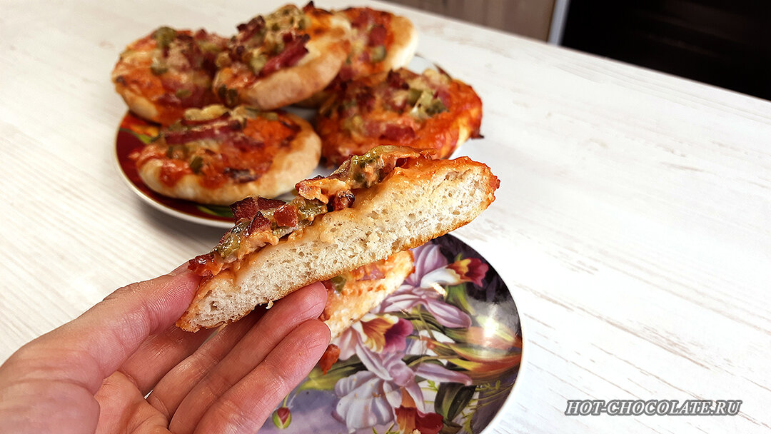 Мини-пиццы с маринованными огурцами и колбасой