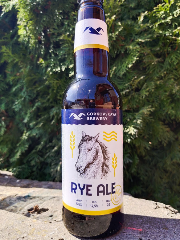 Эль на фоне дачной туи))