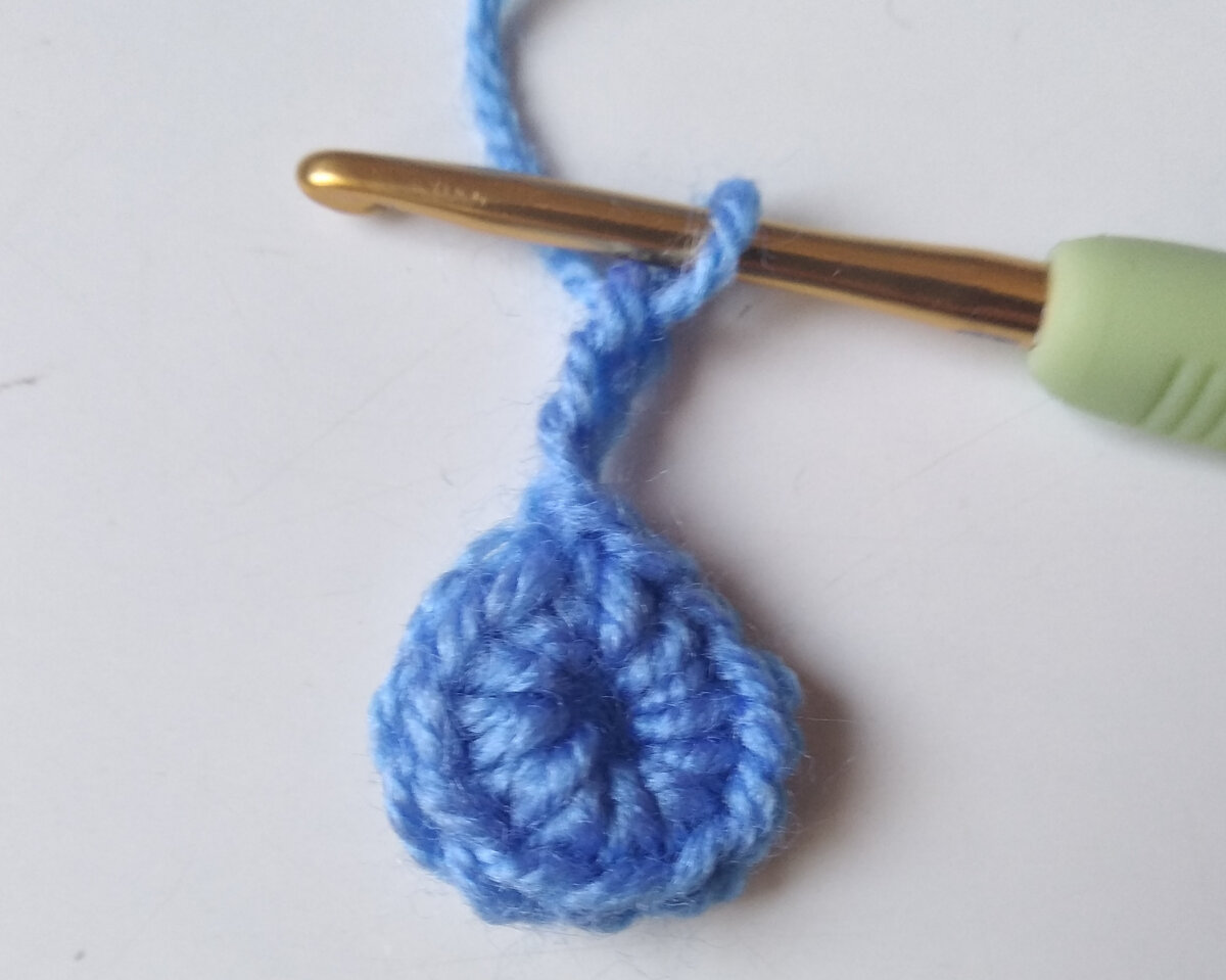 Сердцевина цветка из простых столбиков и три воздушные петли подъема следующего ряда