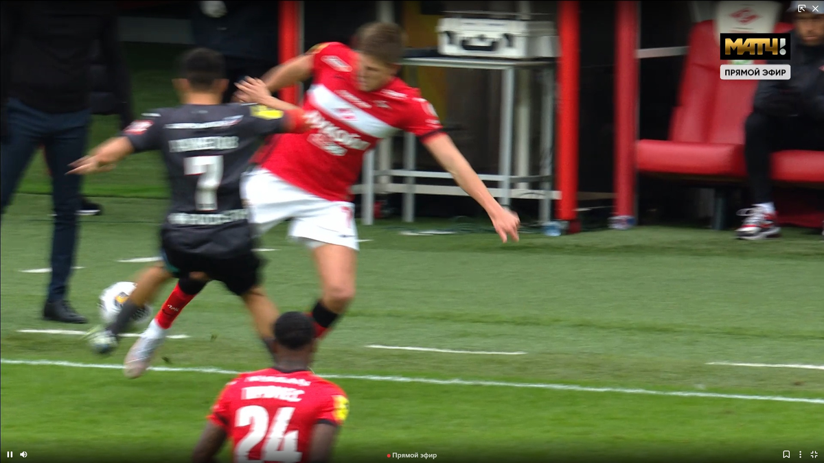 На фото видно как игрок ЦСКА играет в мяч.