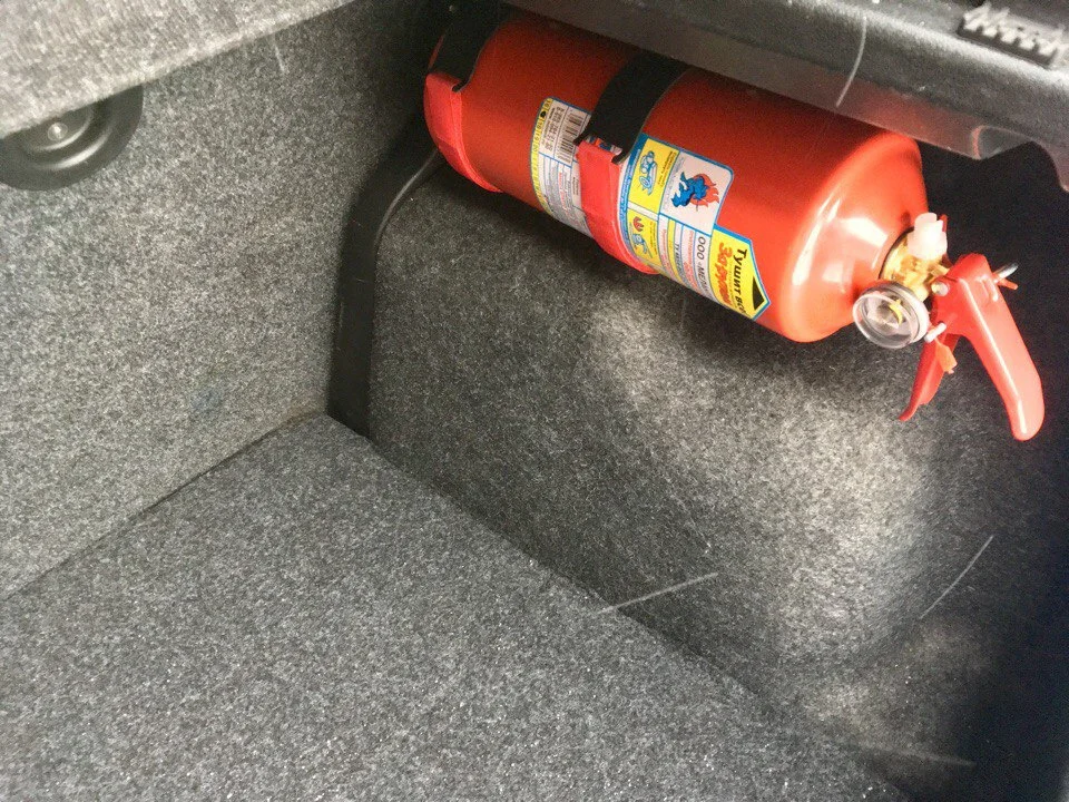 огнетушитель в багажник приора седан. огнетушитель под сиденье ситроен с4. Almera classic крепление огнетушителя. огнетушитель сбоку приора. огнетушитель в багажник туксон 3.