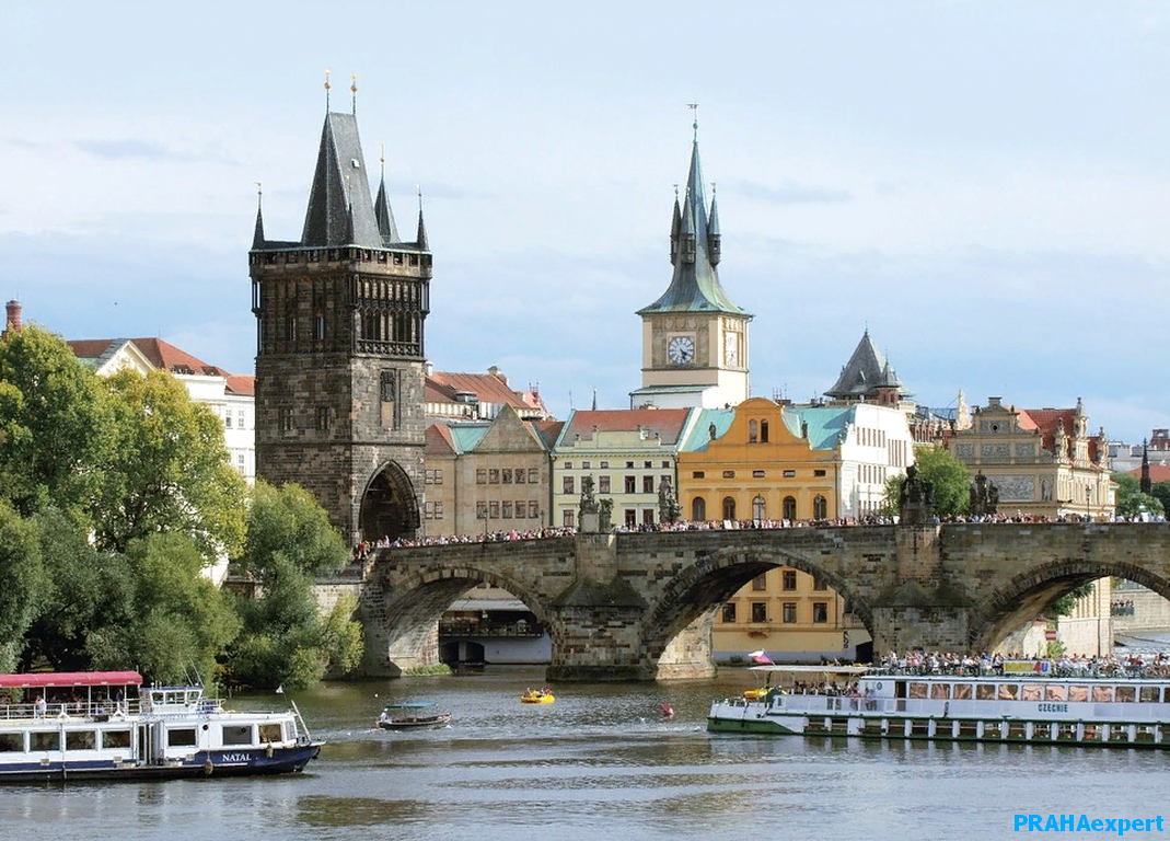 Река в Праге с Карловым мостом
