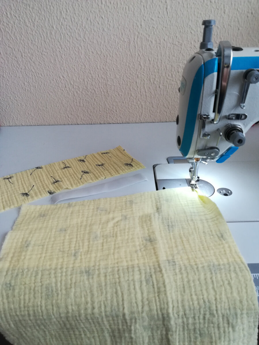 Вырезаем прямоугольник 30*25 и второй под резинку размер соответствует ширине резинке умноженной на 2