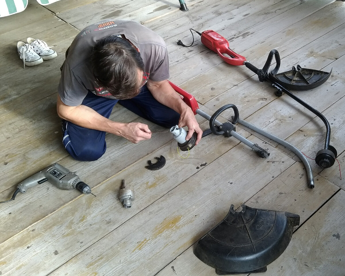 Я пытался из двух вышедших из строя триммеров разных производителей собрать один рабочий, но не все детали оказались совместимы.