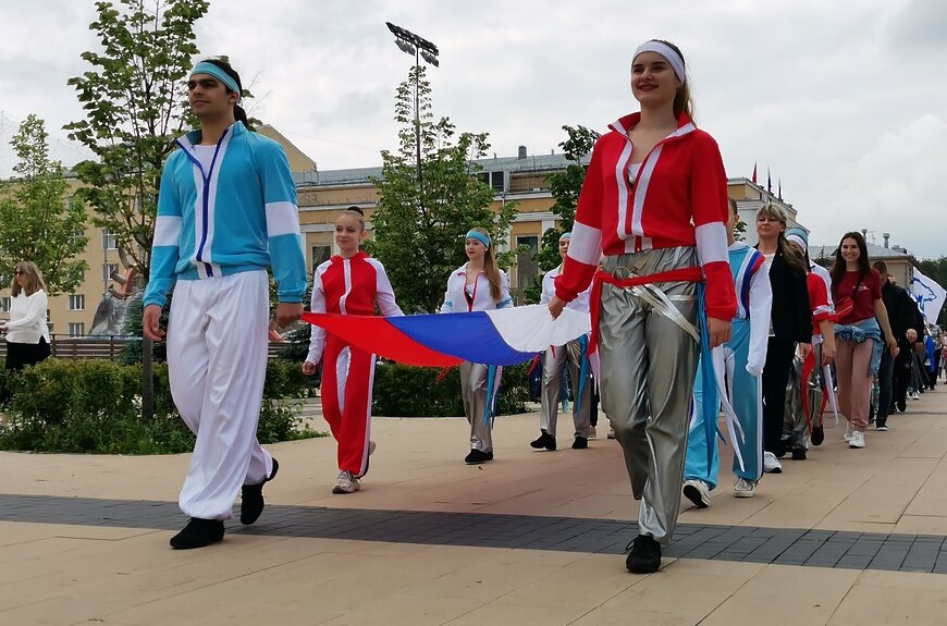 В субботу Королев присоединился к празднованию Дня России. На центральной площади и в микрорайонах города прошли концерты. На площади у ЦДК имени Калинина танцоры, певцы и чирлидеры показали красочный концерт, который завершился поднятием флага России. 
«На площади активисты партии «Единая Россия», молодогвардейцы и жители города растянули 40-метровый российский флаг. Его мы пронесем по пешеходной зоне и центральному парку», - сказала исполнительный секретарь местного отделения партии Ольга Волкова.
Пронос флага по улицам города сопровождал Королевский духовой оркестр.