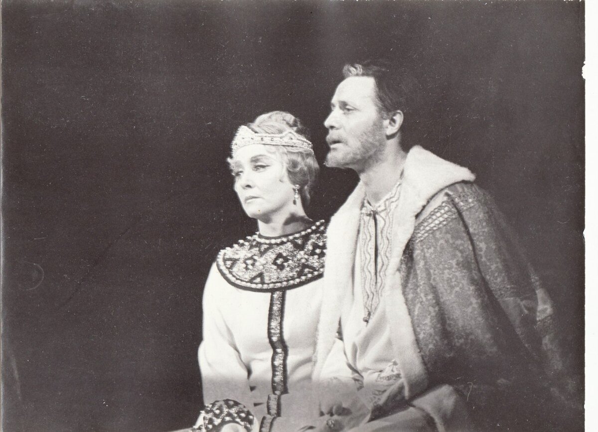 Сцена из спектакля "Царь Федор Иоаннович". Юрий Соломин - царь Федор, Руфина Нифонтова - царица Ирина. Постановка - Бориса Равенских. Малый театр. Фото: Галина Гладштейн