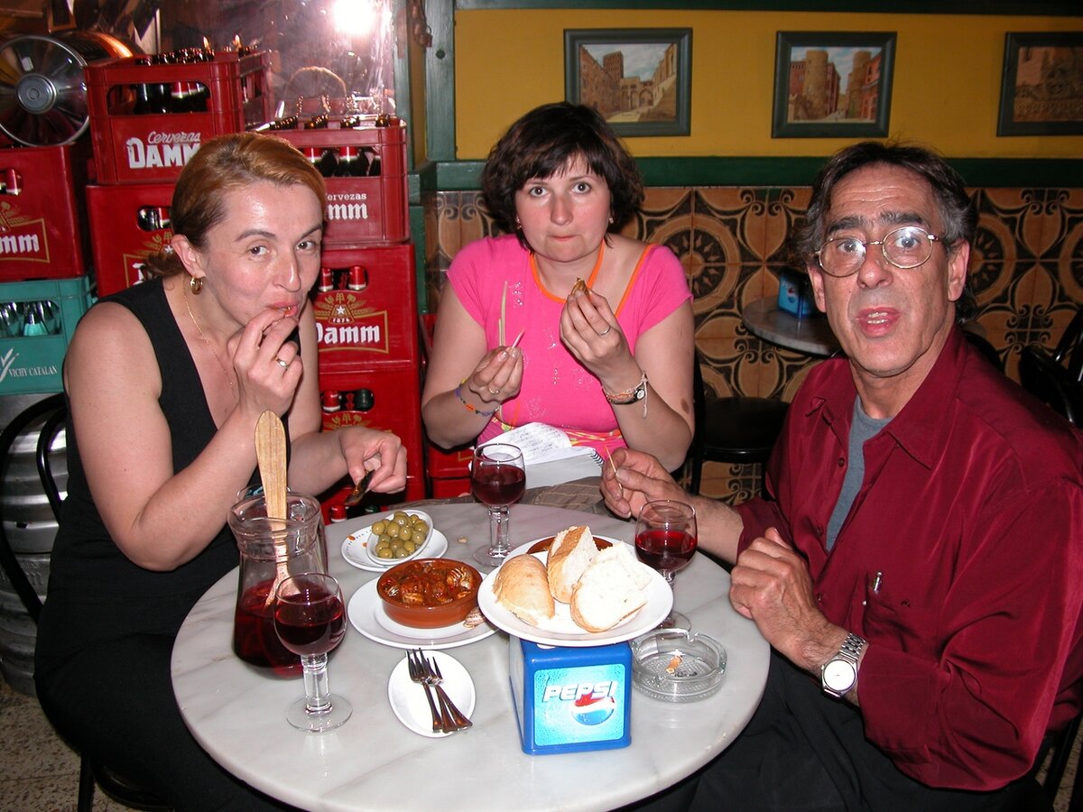 Май 2005 года. Моя первая поездка в Европу. Барселона. Сестра подруги и её муж угощают меня улитками. Я - в центре. 