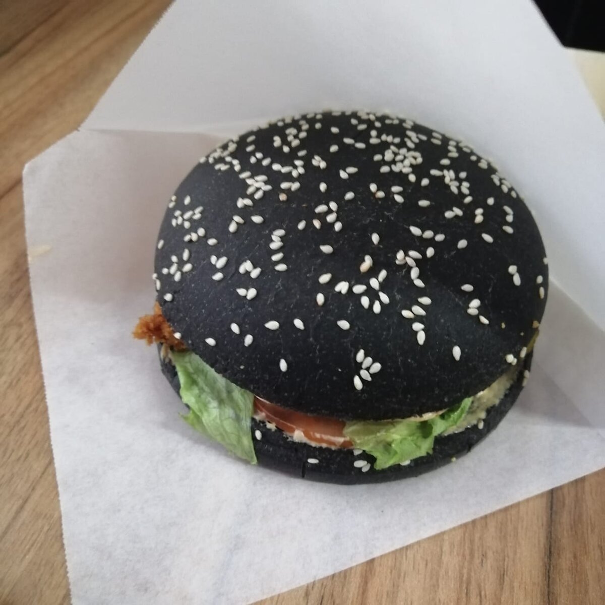 Бургер как бургер, только черный. Белый на мой взгляд привычнее. 