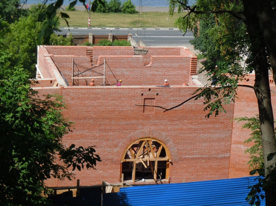 28 апреля 2012 г. Снова к Зачатской башне. Кадры не мои: http://www.skyscrapercity.com/showthread.php?t=1366667&page=20. Добрались до арок проезда. Справа, за берёзой, виден вход в башню.-26