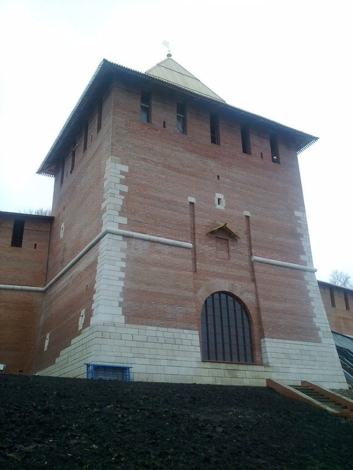 28 апреля 2012 г. Снова к Зачатской башне. Кадры не мои: http://www.skyscrapercity.com/showthread.php?t=1366667&page=20. Добрались до арок проезда. Справа, за берёзой, виден вход в башню.-61