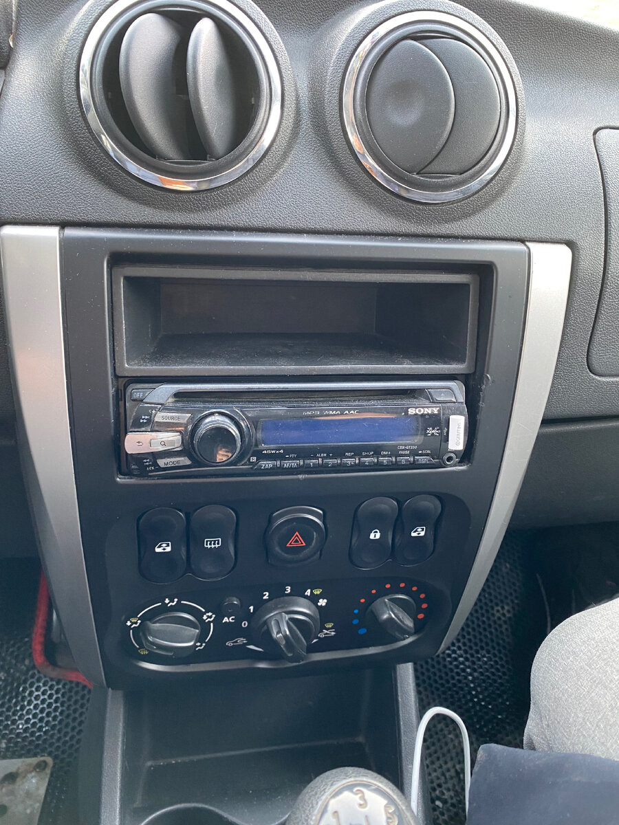 Nissan Almera G15. Магнитола Sony- ещё с прошлой машины. 