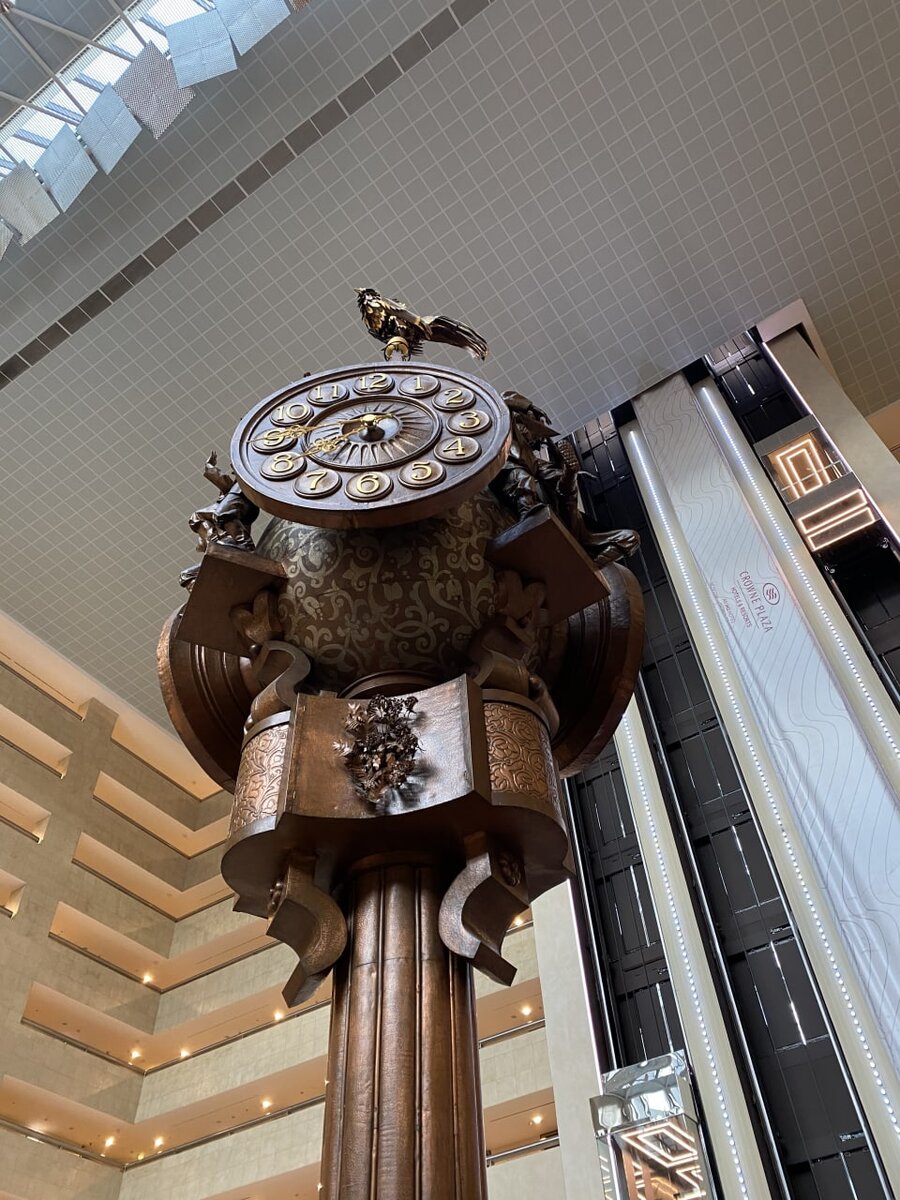 Крылья Петуха на часах в ЦМТ покрыты сусальным золотом из 700 тончайших листов!