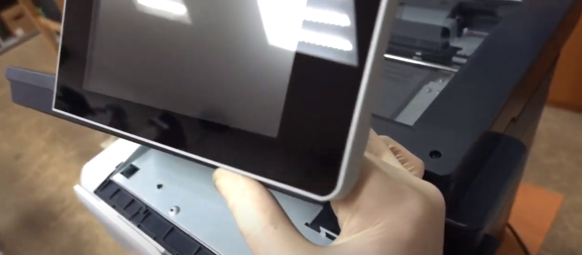 Аккуратно опрокидываем экран на стекло сканера