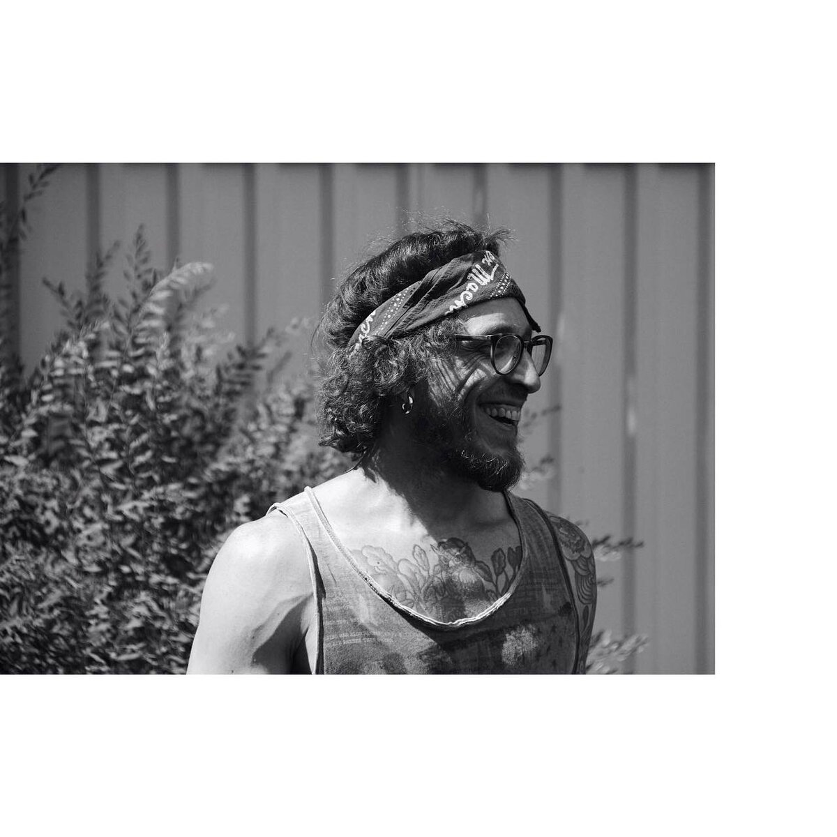 Нет ничего невозможного для человека с интеллектом.

Это будет подзаголовок сегодняшней статьи. 
Но будет она про другое - про РАБОТУ. 
Пока не про мою. 
Про работу мужа.

Мой муж - официант.
Он свободен и он счастлив. 
Он гораздо глубже понимает маркетинг чем я. Он работал в более крутых проектах чем я. Но задолбался. Изболелся. Ушёл в декрет. Я на работу. Провёл чудесные пол года с ребёнком. Потом вышел официантом в один крутой Московский гастро паб. 
С невероятным меню, гостями, отношением и вайбом. Вот за последним туда и идут. Вот последнее он и создаёт совместно с командой. 
Он получает меньше меня. Но я хожу к нему за советом.
Каждый раз.
Жень, это можно в продакшн выпускать или полное Г?
Мариш, посмотри лучше это. 
Поэтому часть моей должности, меня, моей зарплаты - это часть его интеллекта. 
Но я умею прогибаться и подстраиваться под корпорацию. Чего мой свободолюбивый и прямолинейный муж не умеет. 
Их чатик на работе называется «Наши крошки», а наш «Лучшая команда бла бла бла». 
Я прихожу и ухожу по отпечатку пальца, не имею права пользоваться клиентским лифтом, и отлучаться с рабочего места в первый и последний час моей работы. 
Он попивает просечку когда ему хочется. Обнимается с гостями, потому что ему хочется. Не отвечает им потому что ему не хочется. 
И он счастлив.
А я? Как к этому отношусь я?
Ведь мог стать директором по маркетингу, зарабатывать 500к. 
Расскажу историю.
Сижу я у парикмахера, рядом стрижёт женщину мужчина парикмахер. 
Я рассказываю так воодушевлённо, что муж наконец-то занимается тем что ему нравится. Что приносить удовольствие. И кидаю фразу: Да вообще, какая разница какая у человека должность, работа! Главное чтобы он был счастлив. 
Мужчина парикмахер поворачивается ко мне и говорит - вы не хотите выйти за меня замуж 😂🤟🏻
Точка. 

